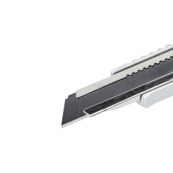 Nóż metalowy z odłamywanym ostrzem 18 mm, z czarnym ostrzem „Profi Sharp” 4306000 WOLFCRAFT