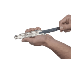 Nóż metalowy z odłamywanym ostrzem 18 mm, z czarnym ostrzem „Profi Sharp” 4306000 WOLFCRAFT