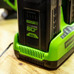 Ładowarka podwójna 60V 6A dual slot G60X2UC6 2939807 GREENWORKS
